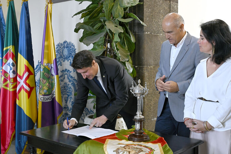Assinatura de protocolo de cooperação entre a Câmara Municipal do Funchal (CMF) e o Marítimo para apoio financeiro global, contemplando especificamente uma verba para apoiar o Museu do Marítimo.