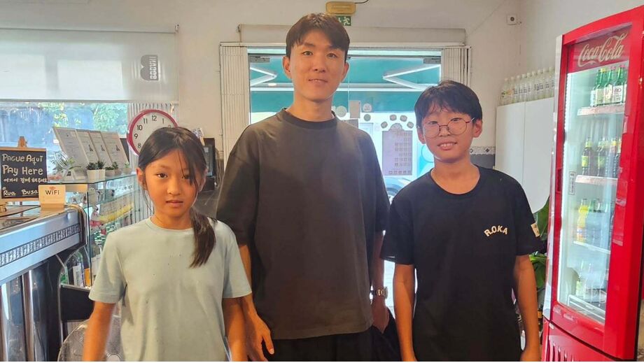 Inbeom Hwang visita restaurante coreano no Porto