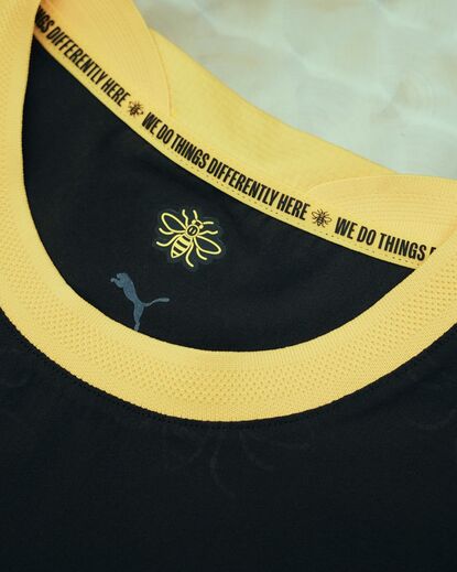 Preto e amarelo: Manchester City apresenta equipamento alternativo para 2026/27