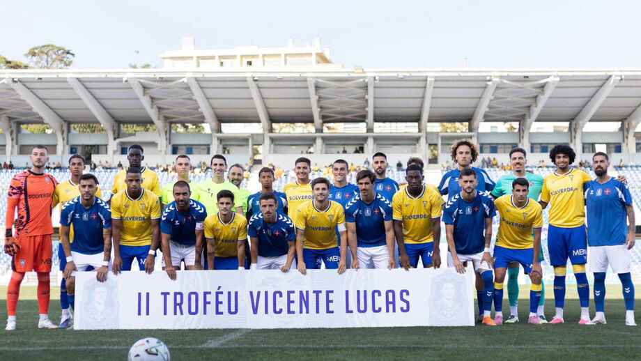 Equipas juntaram-se para uma fotografia antes do apito inicial