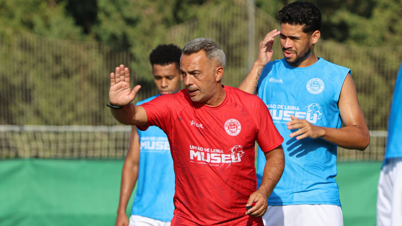 Fábio Pereira dá instruções no treino da U. Leiria