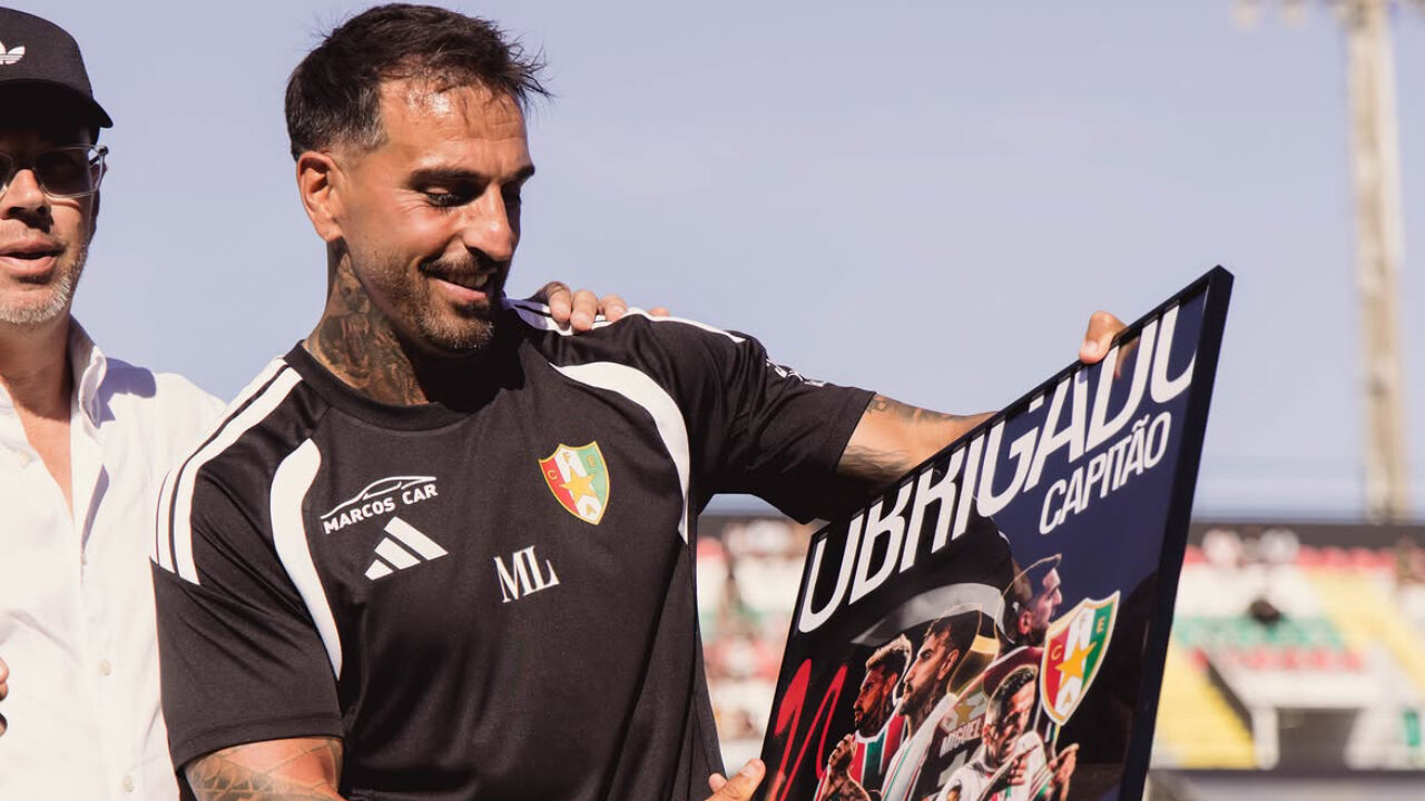 Miguel Lopes recebeu lembrança antes do jogo