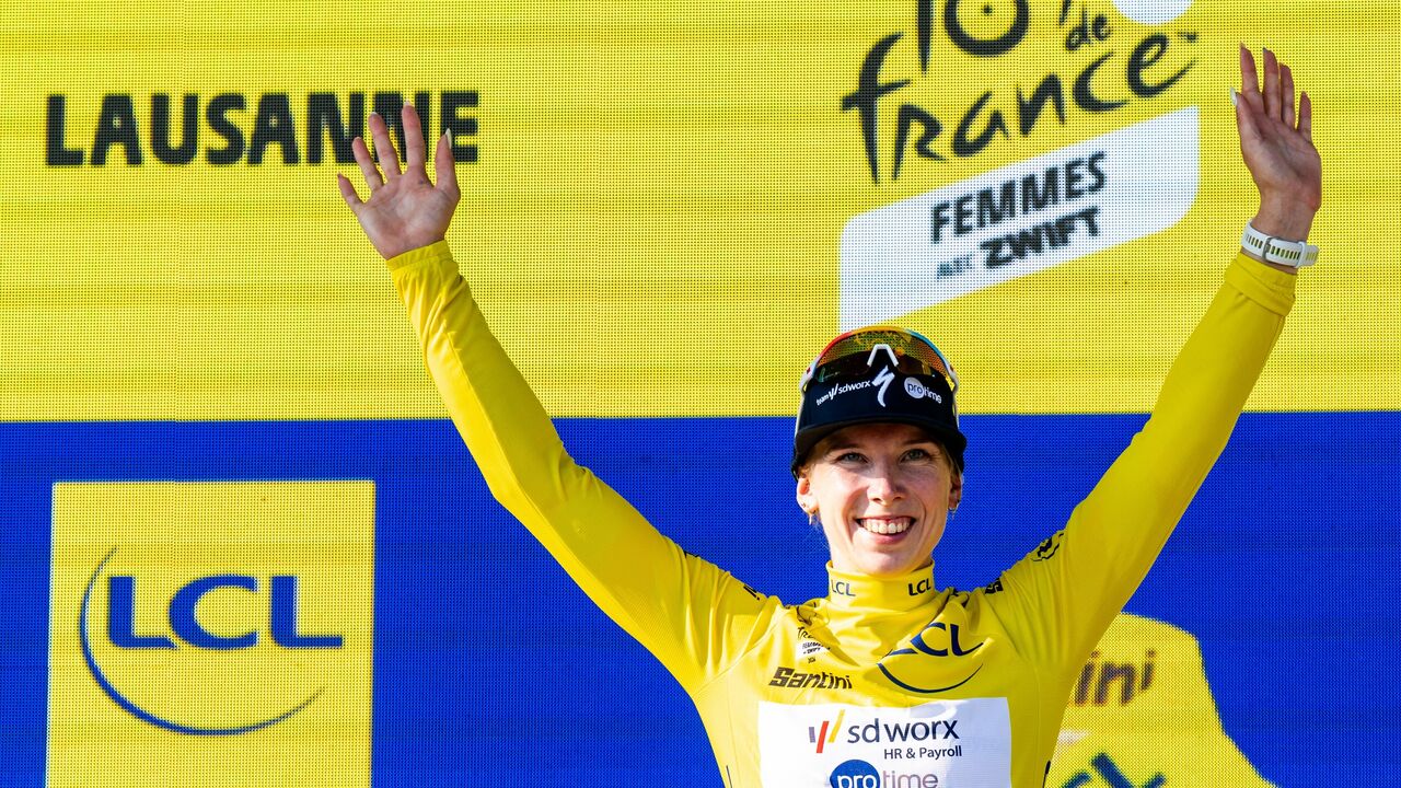 Lorena Wiebes de amarelo