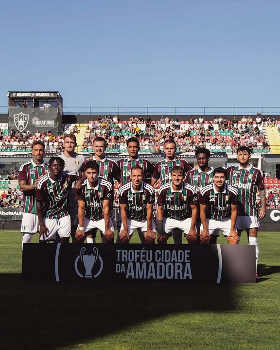 Equipa de futebol posa para fotografia no Troféu Cidade da Amadora