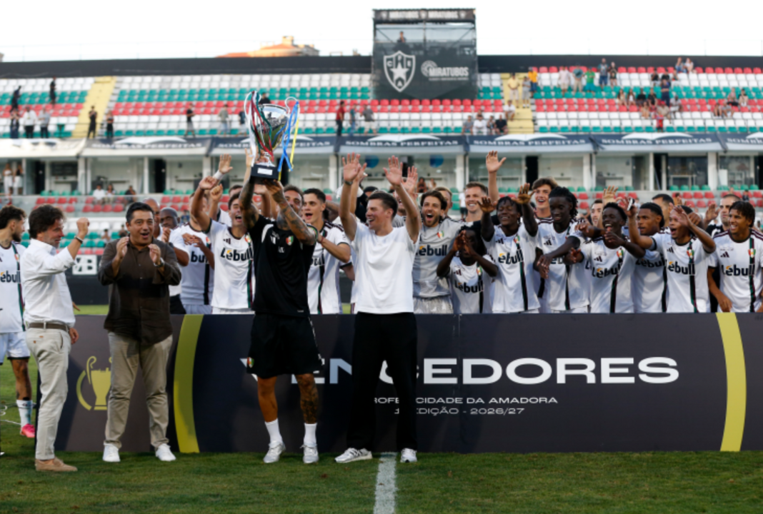 Equipa de futebol celebra com troféu no Estádio da Amadora