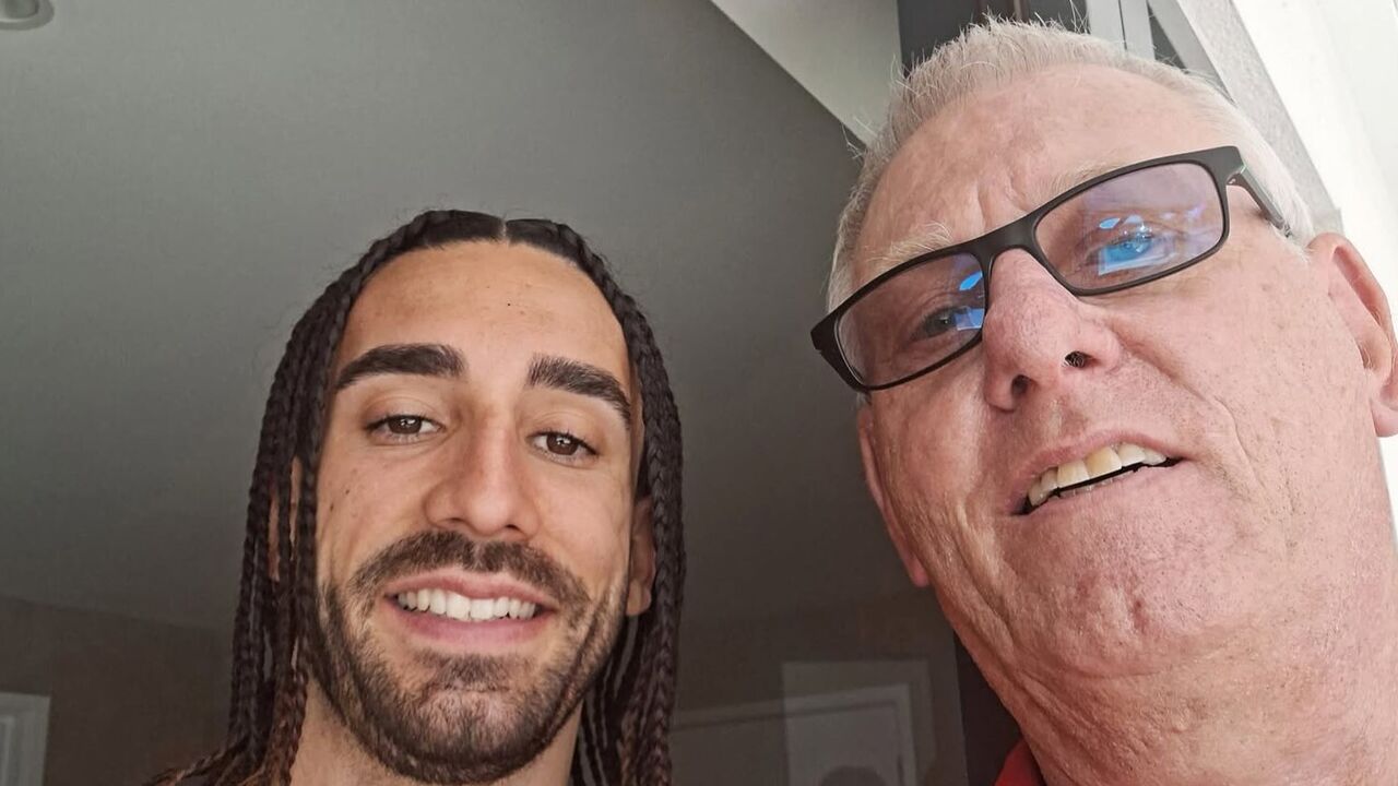 Marc Cucurella com o carteiro local