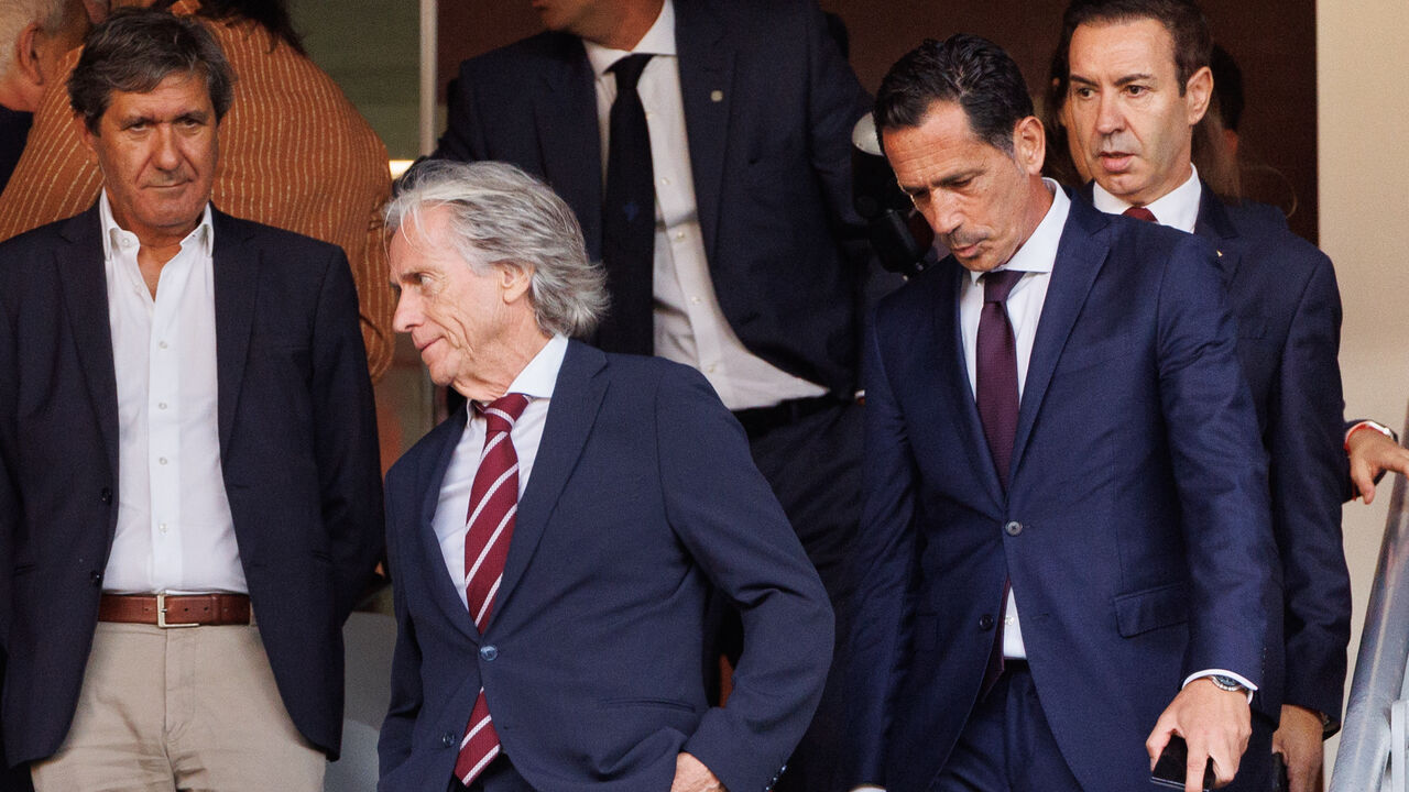 Jorge Jesus e Pedro Proença na chegada à tribuna do Estádio Cidade de Coimbra antes do início da Supertaça