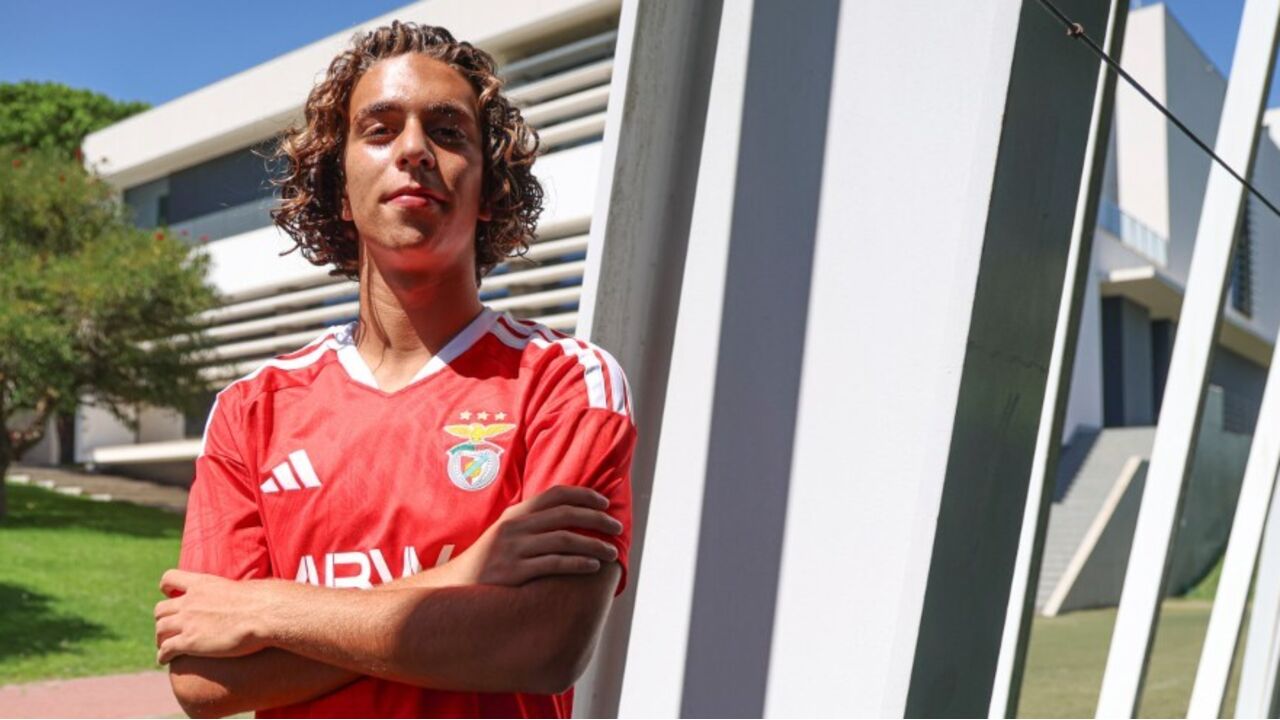 Guilherme Castro, 16 anos, assina contrato profissional com o Benfica