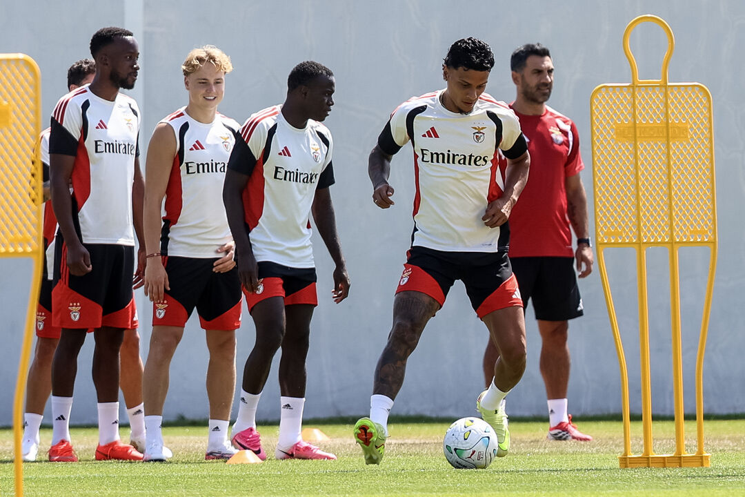 Richard Ríos treina no Seixal com o plantel do Benfica