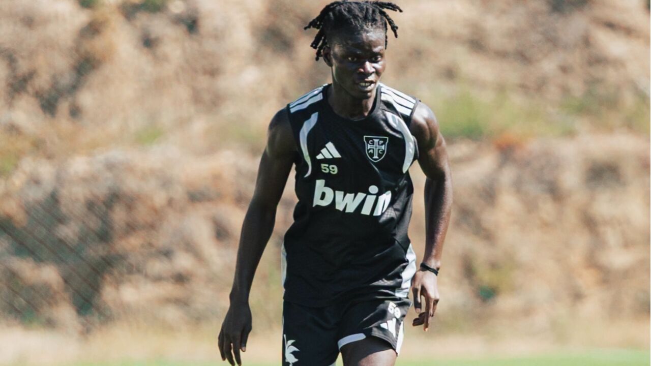 Abdu Dafé em ação pelo Casa Pia no particular com o Feirense 