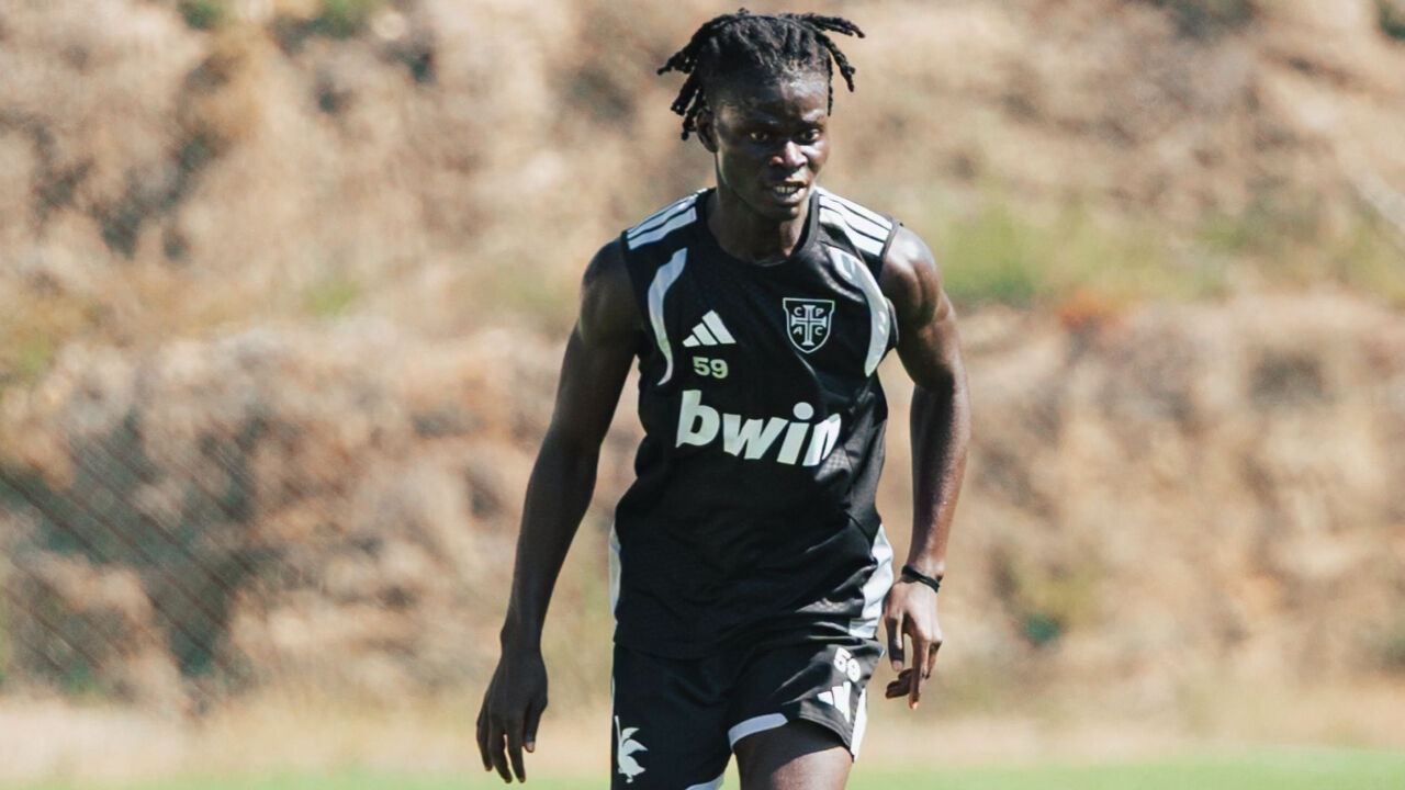 Abdu Dafé em ação pelo Casa Pia no particular com o Feirense 