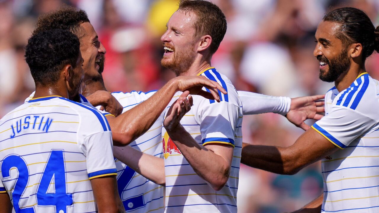 Jogadores do Leeds United celebram após vencerem o Liverpool por 4-2, revertendo a desvantagem de dois golos