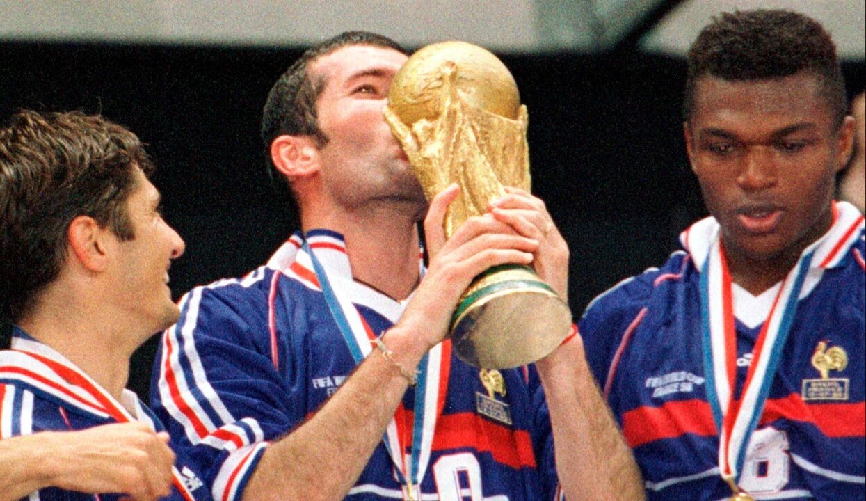 Zizou ergue troféu