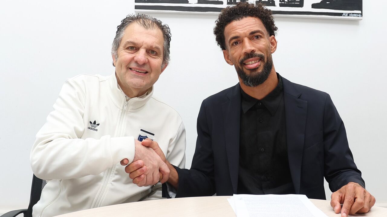 Vozinha assina pelo Colo Colo, equipa que conta com os ex-portistas Hulk e Villas-Boas