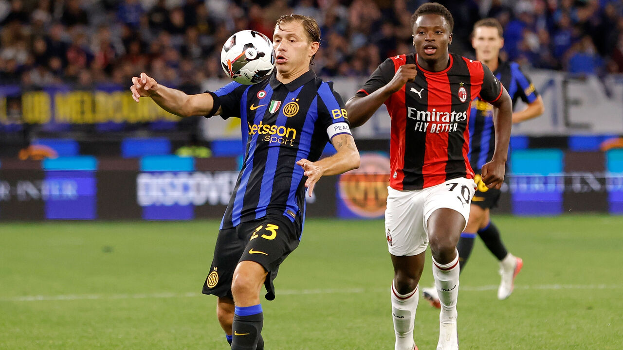Barella recebe a bola em jogo com o AC Milan