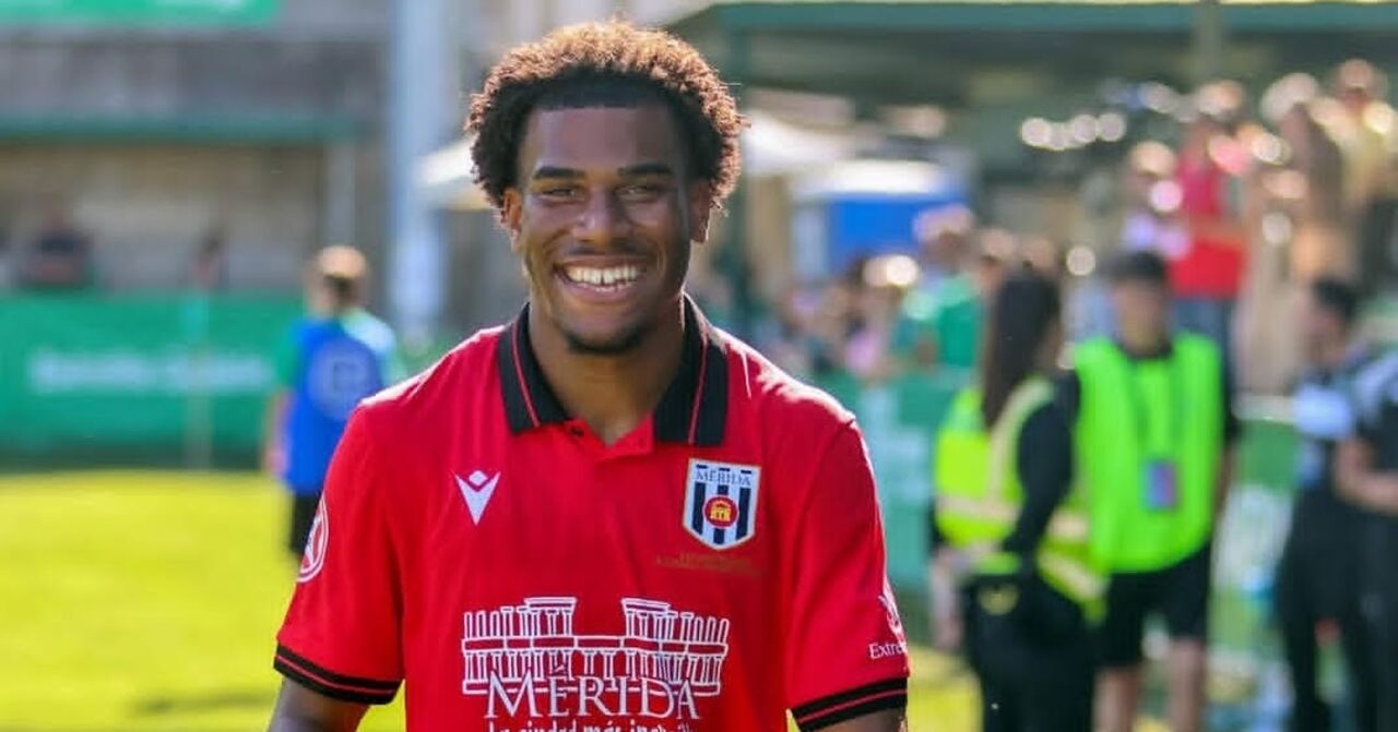 Geovanny, médio do Farense, emprestado ao Mérida