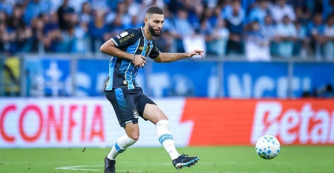 Wagner Leonardo em campo pelo Vitória, impedido de jogar por dívida