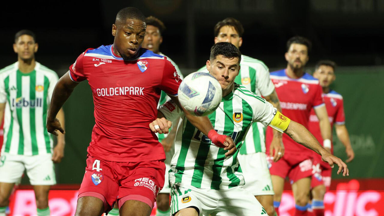 Marvin Elimbi (à esquerda) na órbita do Wolverhampton