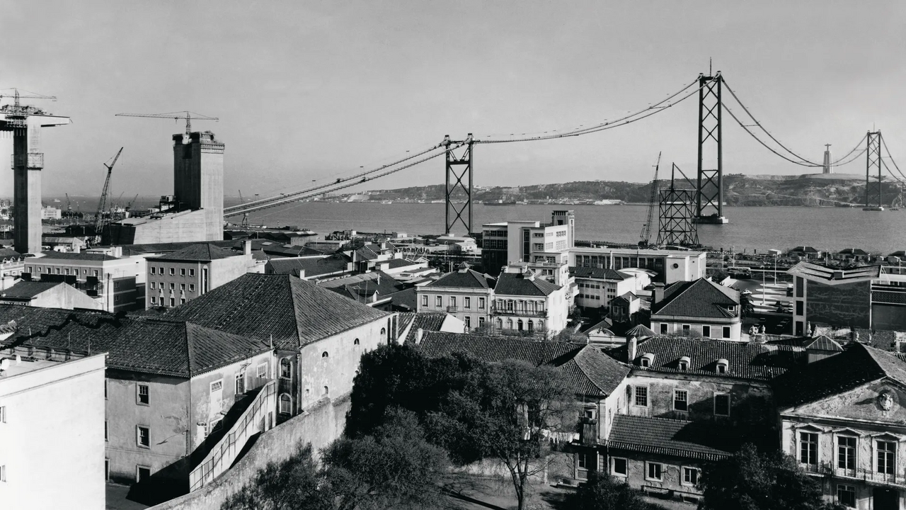 A ainda Ponte sobre o Tejo em 1964, já com as torres icónicas, mas ainda sem a viga de rigidez