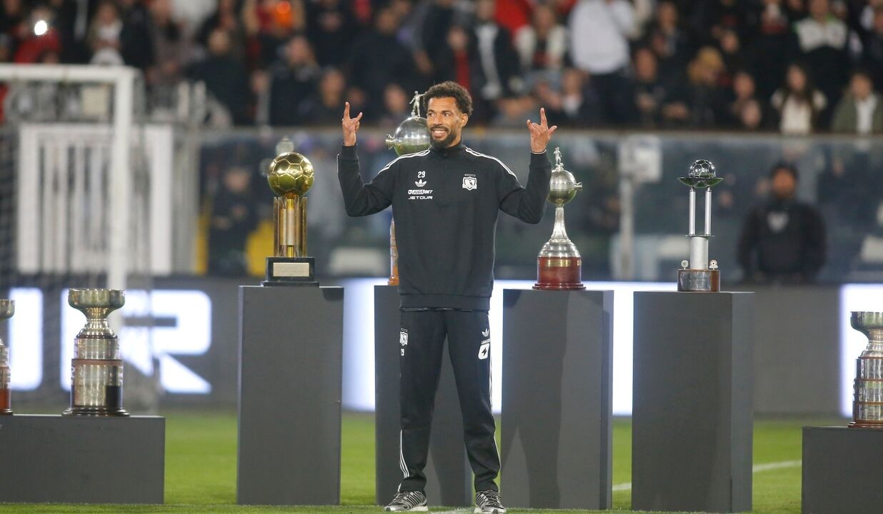 Troféus exibidos no relvado