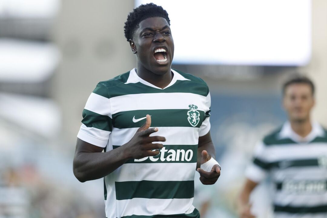 Um jogador de futebol com a camisola do Sporting corre em campo