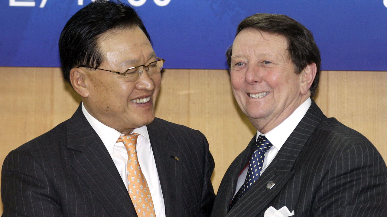 Cho Chung-yun (à esquerda) era o presidente da federação sul-coreana quando aconteceu a polémica