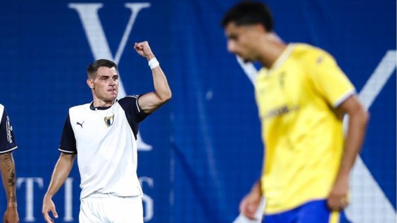 O jogador do Famalicão, Georgios Koutsias (C), festeja após marcar