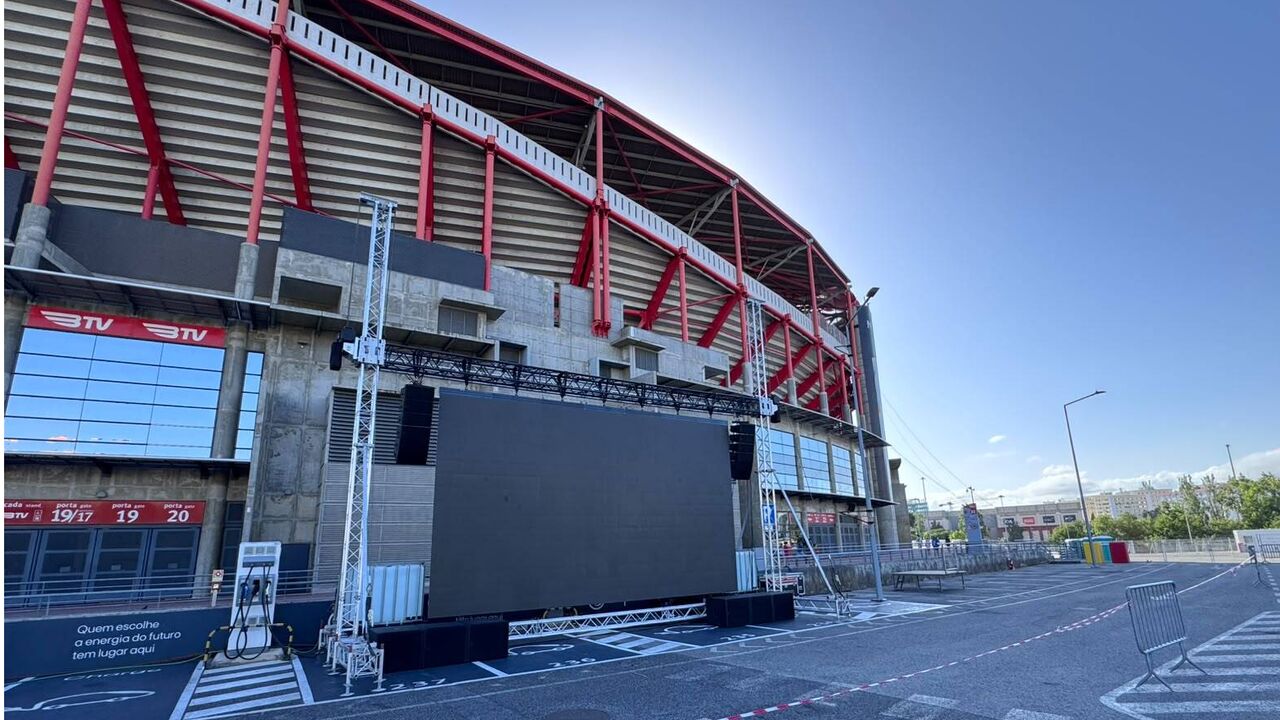 Televisor instalado junto ao Estádio da Luz
