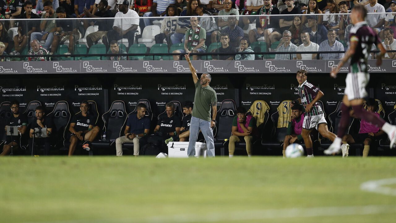Rui Borges reage junto ao banco do Sporting
