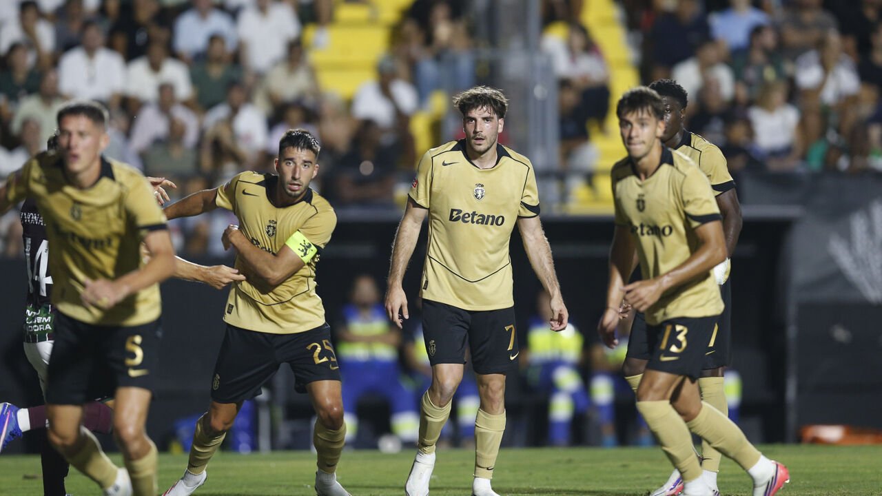 Os jogadores do Sporting em ação durante o jogo com o E. Amadora