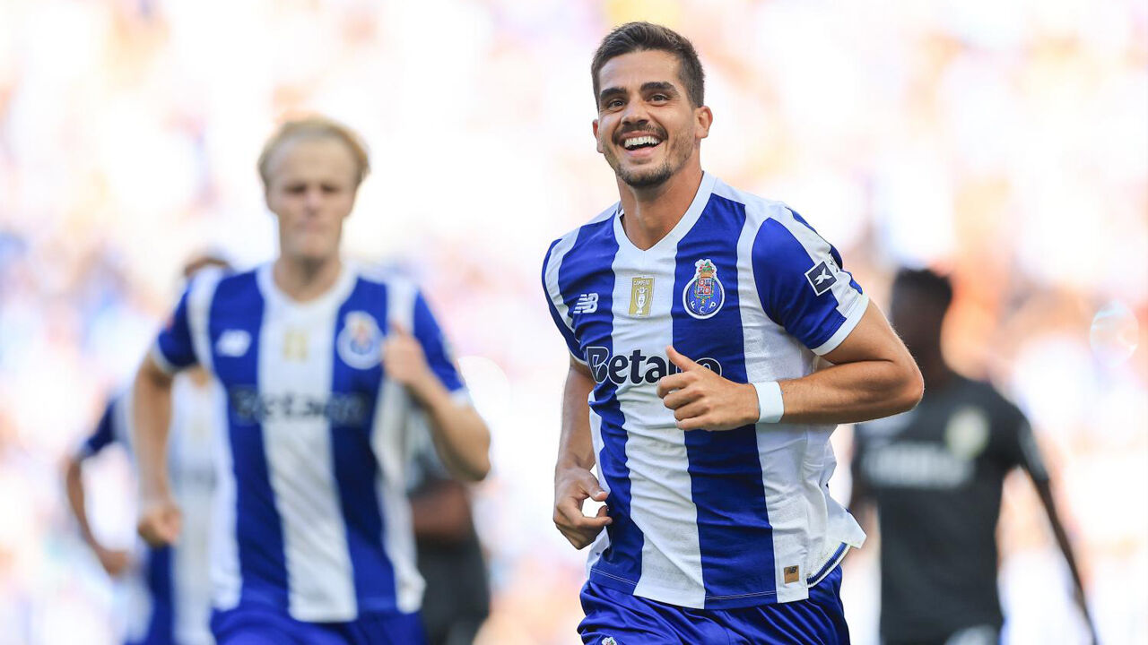 André Silva festeja o golo marcado de penálti ao Alverca