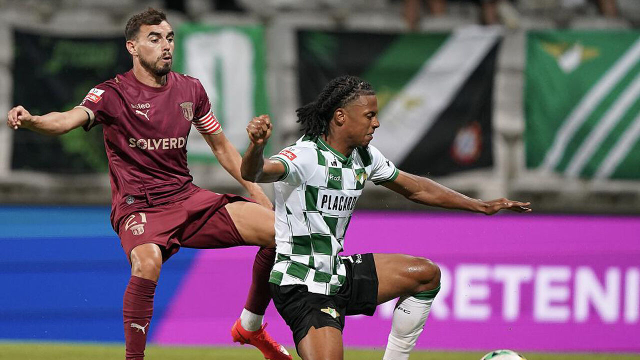 Ricardo Horta disputa a bola com Leandro Santos durante o Moreirense-Sp. Braga