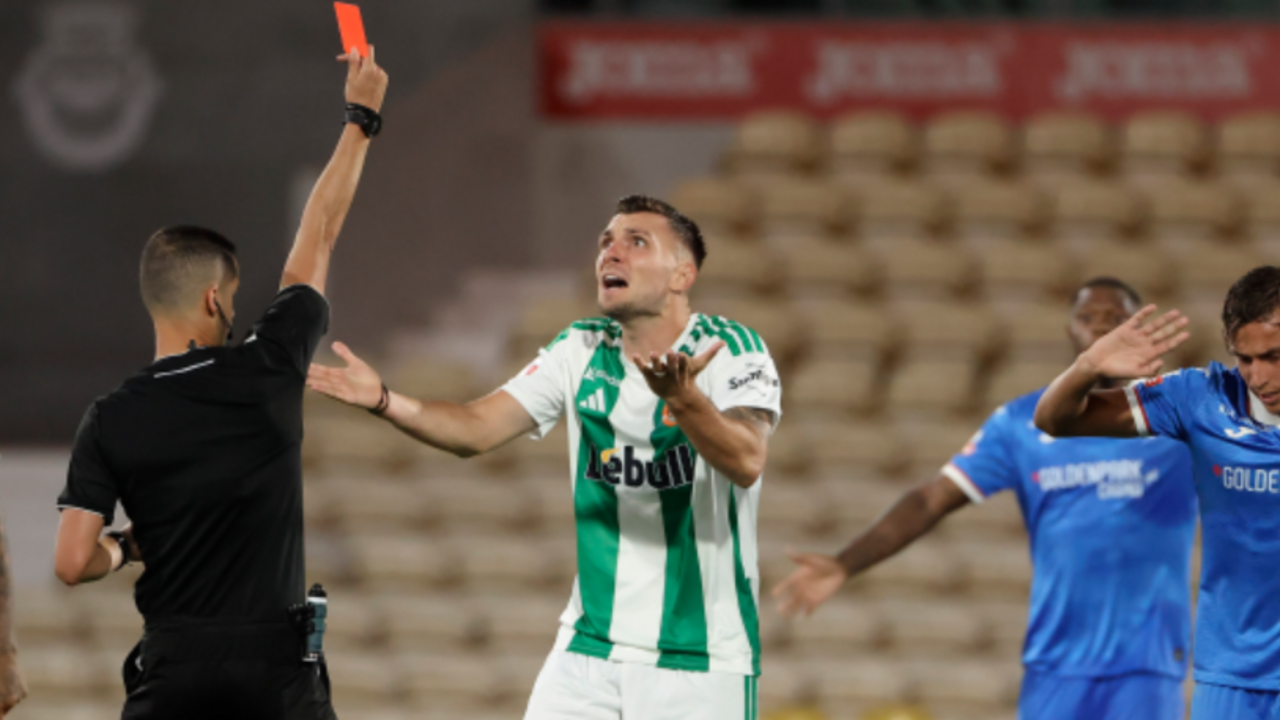 O árbitro mostra o cartão vermelho a um jogador do Rio Ave