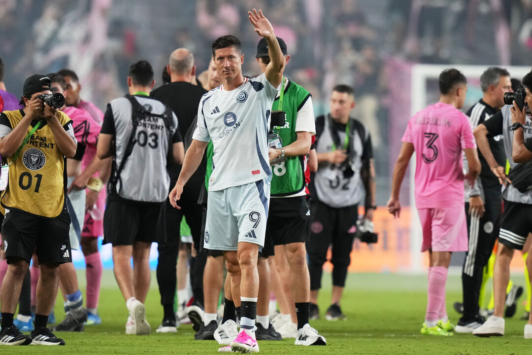 Chicago Fire forward Robert Lewandowski (9) waves after an MLS soccer match against Inter Miami, Wednesday, July 22, 2026, in