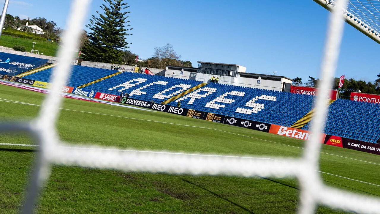 Vista geral do Estádio de São Miguel, casa do Santa Clara