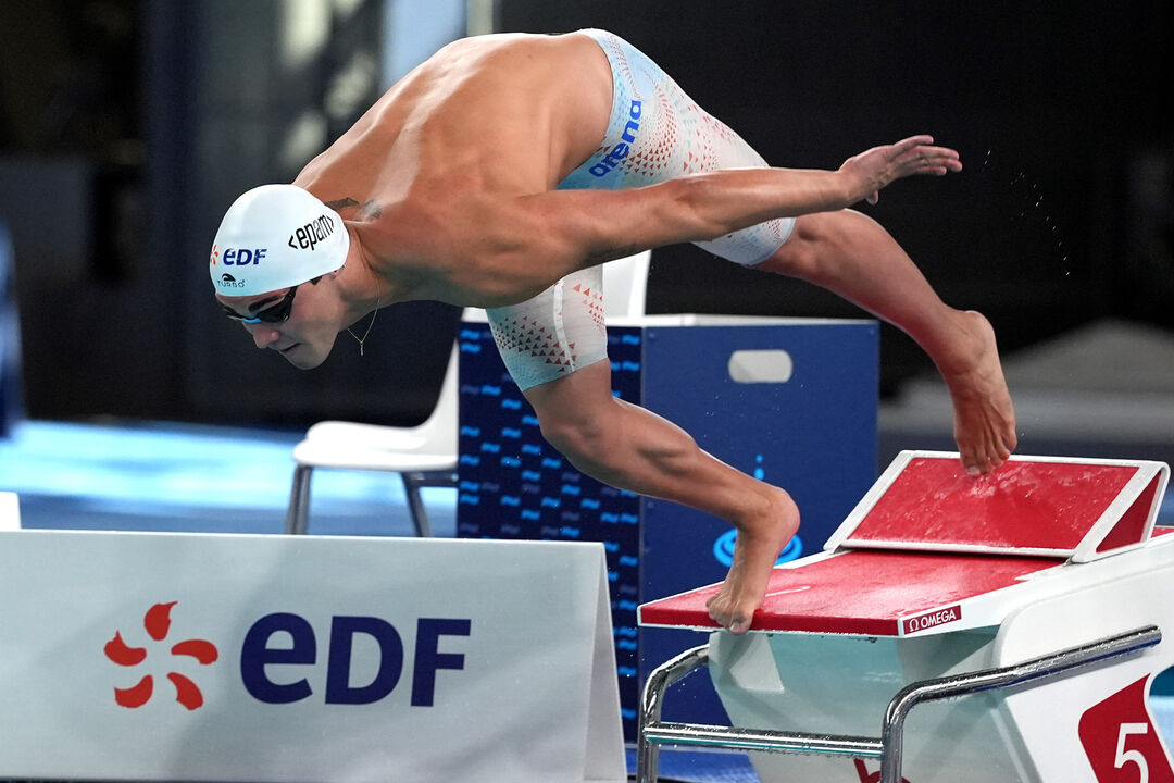 Diogo Ribeiro salta da plataforma de partida para a piscina