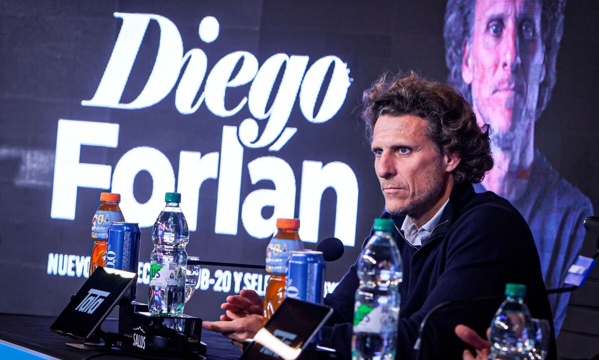 Forlán apresentado no Uruguai