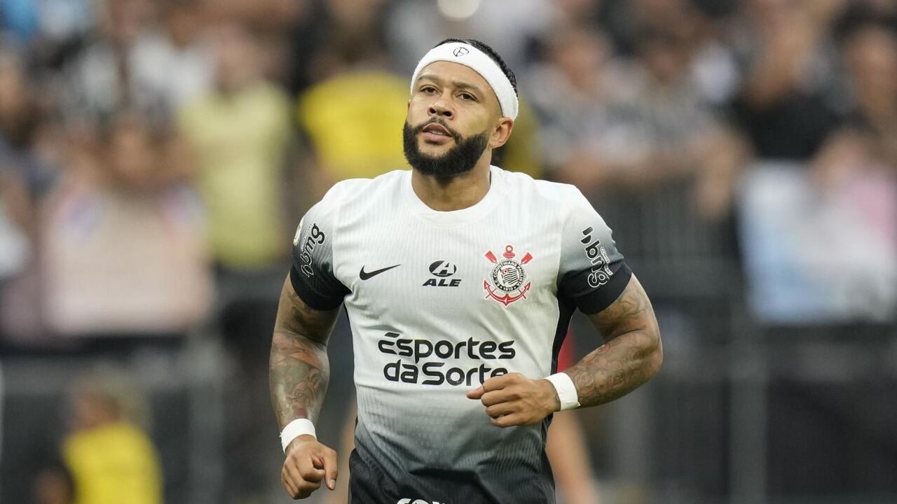 Memphis Depay from The Netherlands, now playing for Corinthians, runs