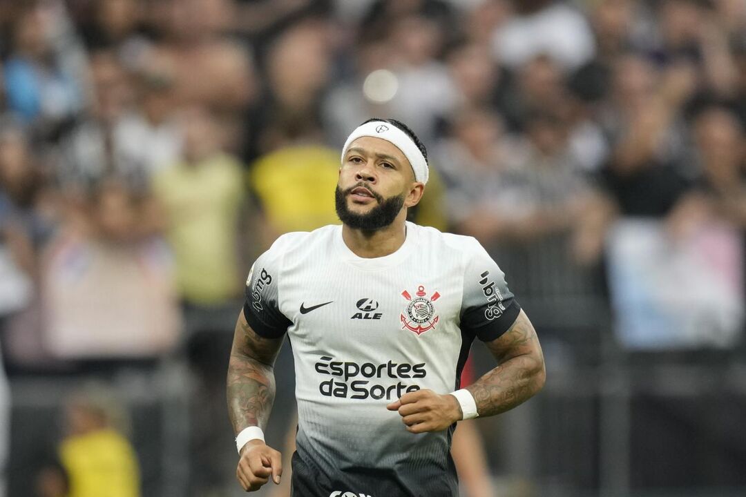 Memphis Depay from The Netherlands, now playing for Corinthians, runs