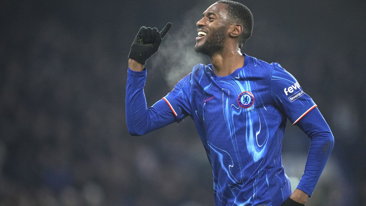 Tosin Adarabioyo celebra golo pelo Chelsea frente ao Morecambe