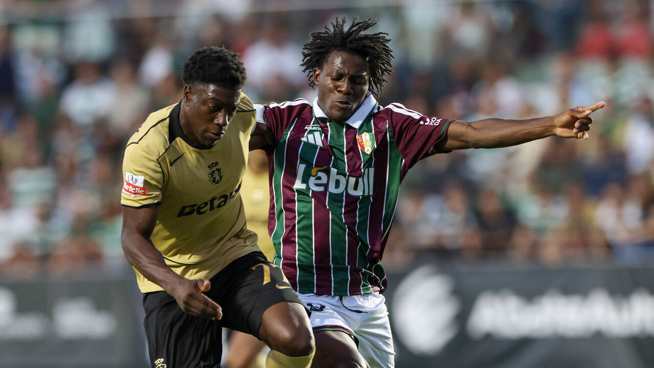 Eddy Doué em duelo com Doumbia, do Sporting, na primeira jornada da Liga