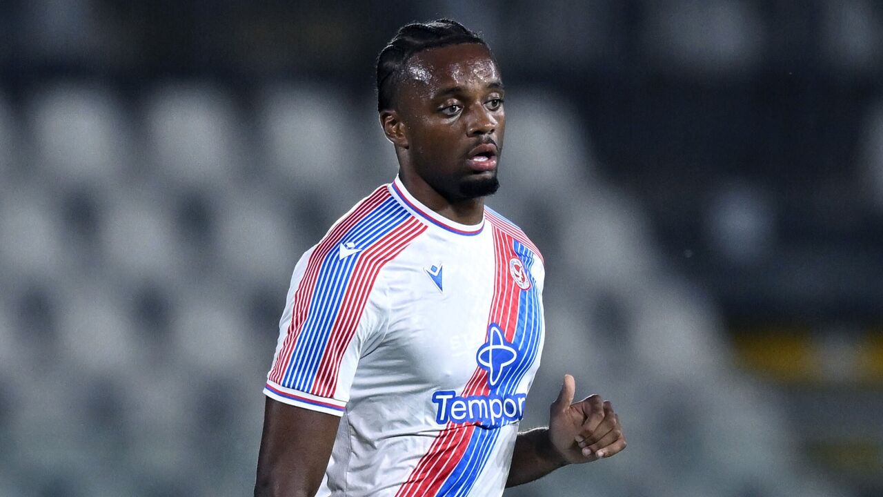 Mofe Jemide em ação pelo Crystal Palace