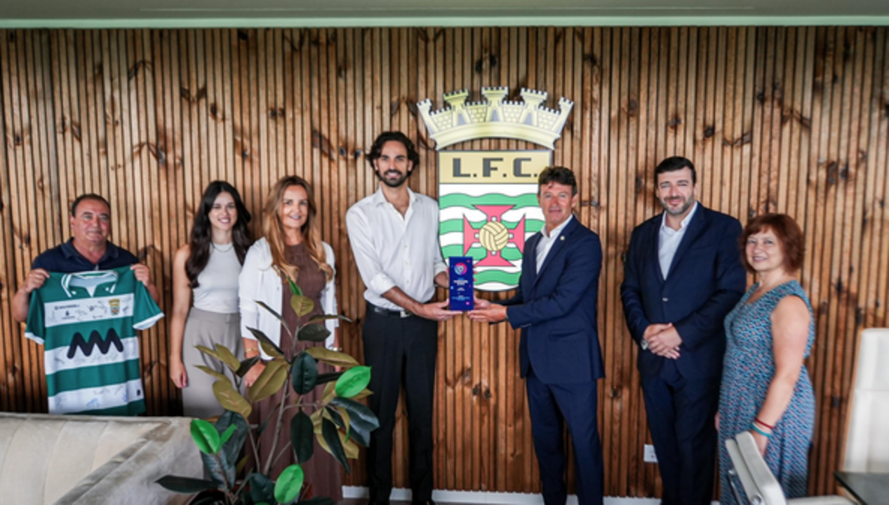 Leça Futebol Clube recebe Prémio Fundação FPF das mãos de Domingos Paciência
