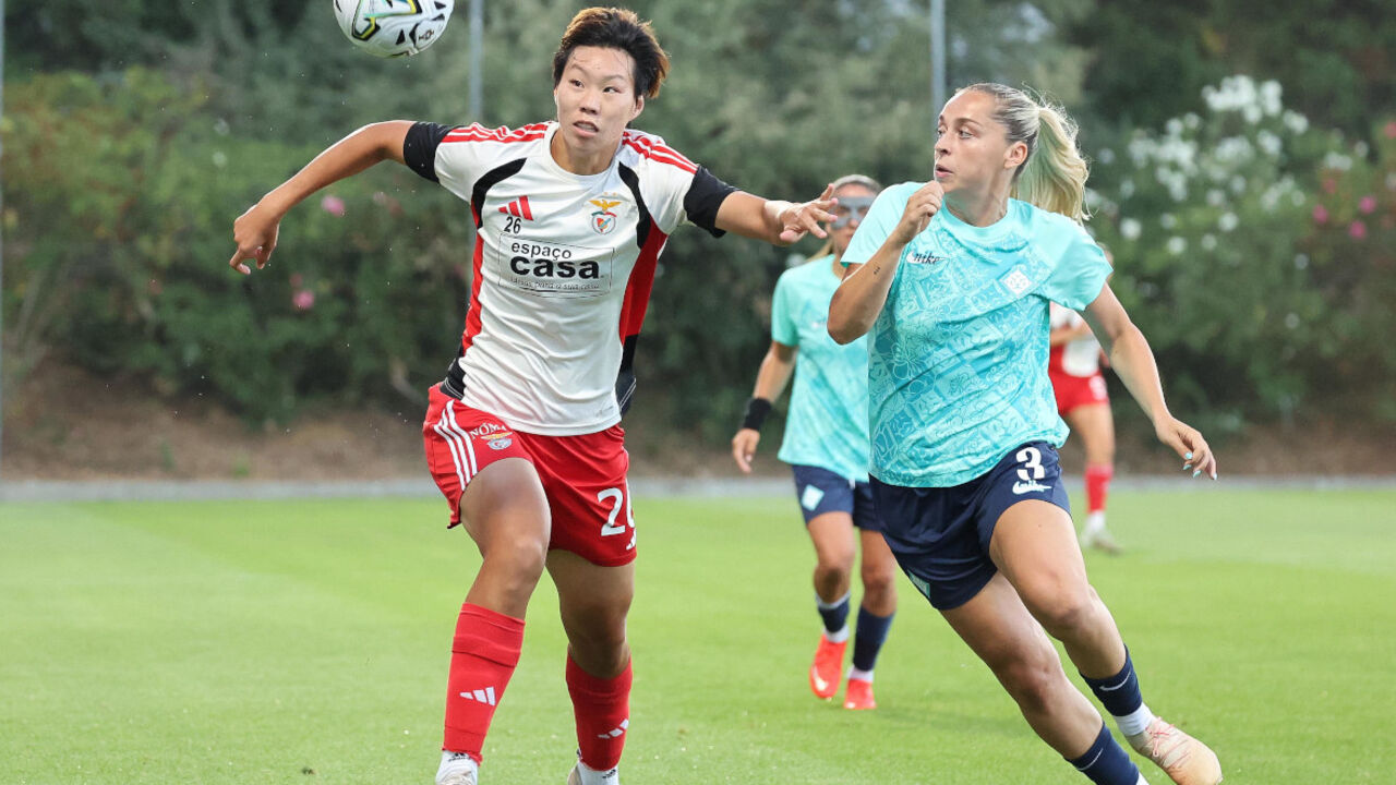 Ziqin Shao e Poppy Pattinson no jogo-treino entre o Benfica e o London City Lionesses no Seixal 