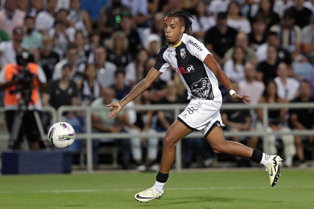 O jogador corre com a bola durante o jogo