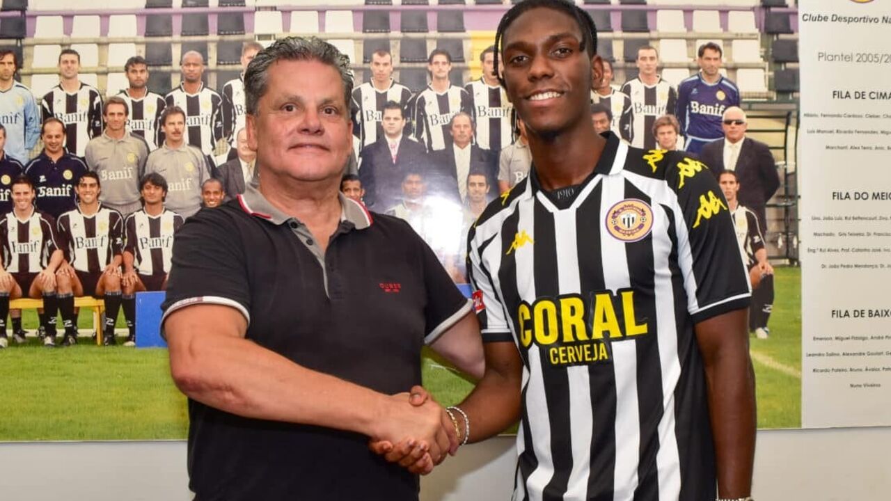 Obando já com as cores do Nacional ao lado de Rui Alves