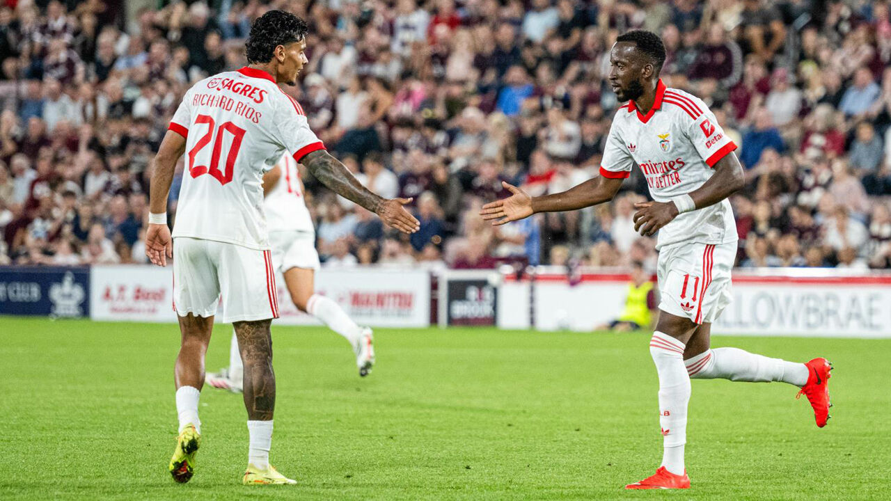 Richard Ríos e Lukebakio em ação durante o Hearts-Benfica