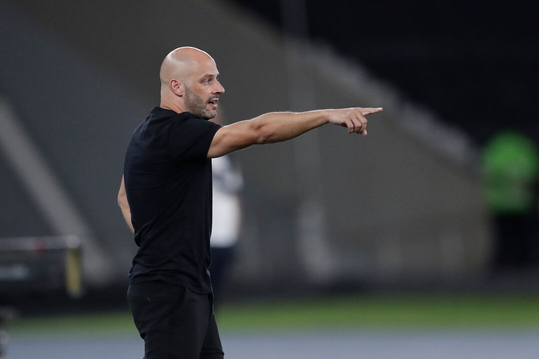 Coach Franclim Carvalho of Brazil's Botafogo instructs during a Copa Sudamericana Group E soccer match against Argentina's Racing Club in