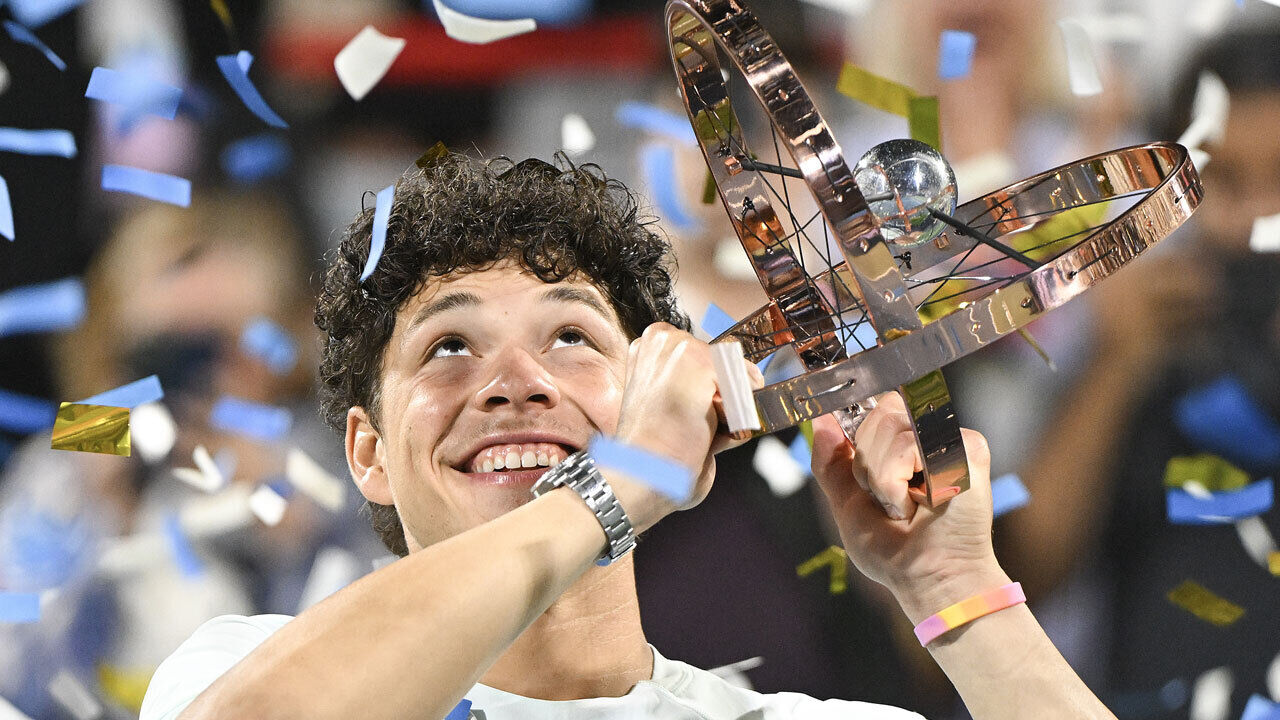 Ben Shelton ergue o troféu conquistado em Montreal