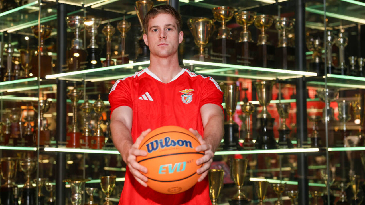 Luke Barrett do Benfica apresenta bola de basquetebol em sala de troféus